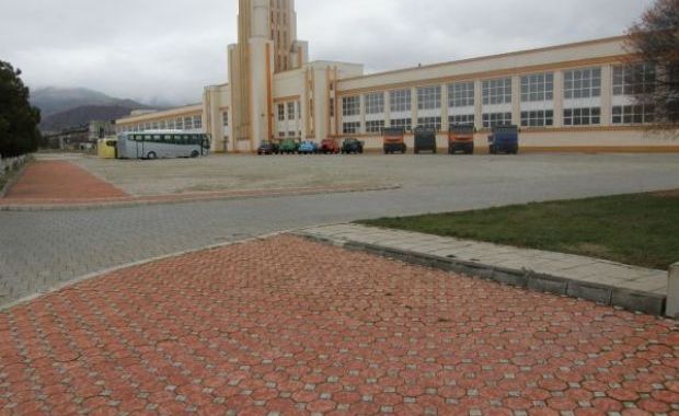 Uzina a supravie&tcedil;uit &icirc;n ultimii ani din banii ob&tcedil;inu&tcedil;i pe camioanele f&abreve;cute pentru armata SUA. FOTO: Simona Suciu